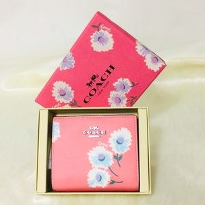 NWT Coach Daisy Snap Wallet in gift box